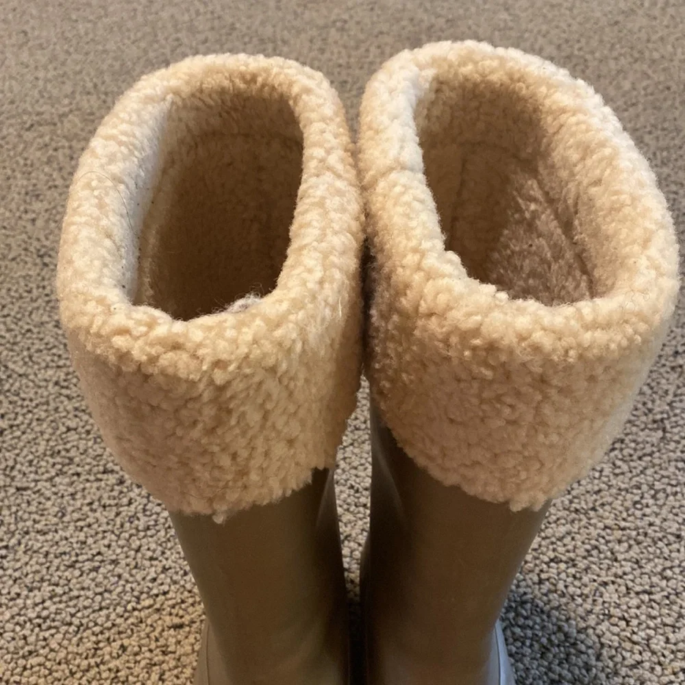 Ugg Shearling Rain Boot in Matte Gold Size 7 in EUC